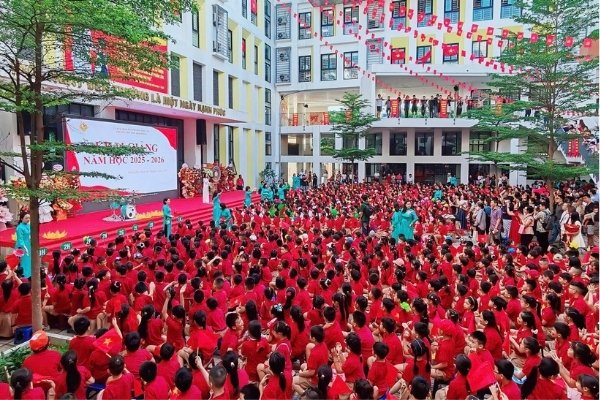 Educacion 24h: Leccion valiosa al hacer publica la lista de estudiantes con dificultades en la ceremonia de inauguracion. Foto: Escuela