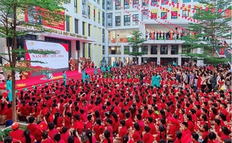 24h Education: A valuable lesson when publicizing the list of disadvantaged students at the opening ceremony. Photo: School
