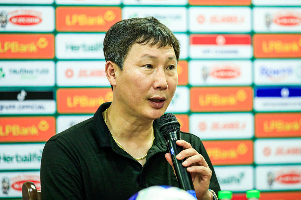 Coach Kim Sang-sik of U23 Vietnam attended the press conference after the match with U23 Singapore. Photo: Minh Dan