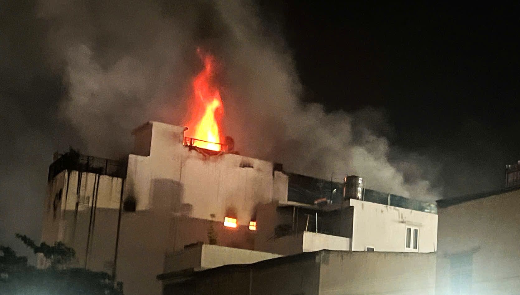 Fire at a 4-storey house in Khanh Hoa. Photo: Phuong Linh