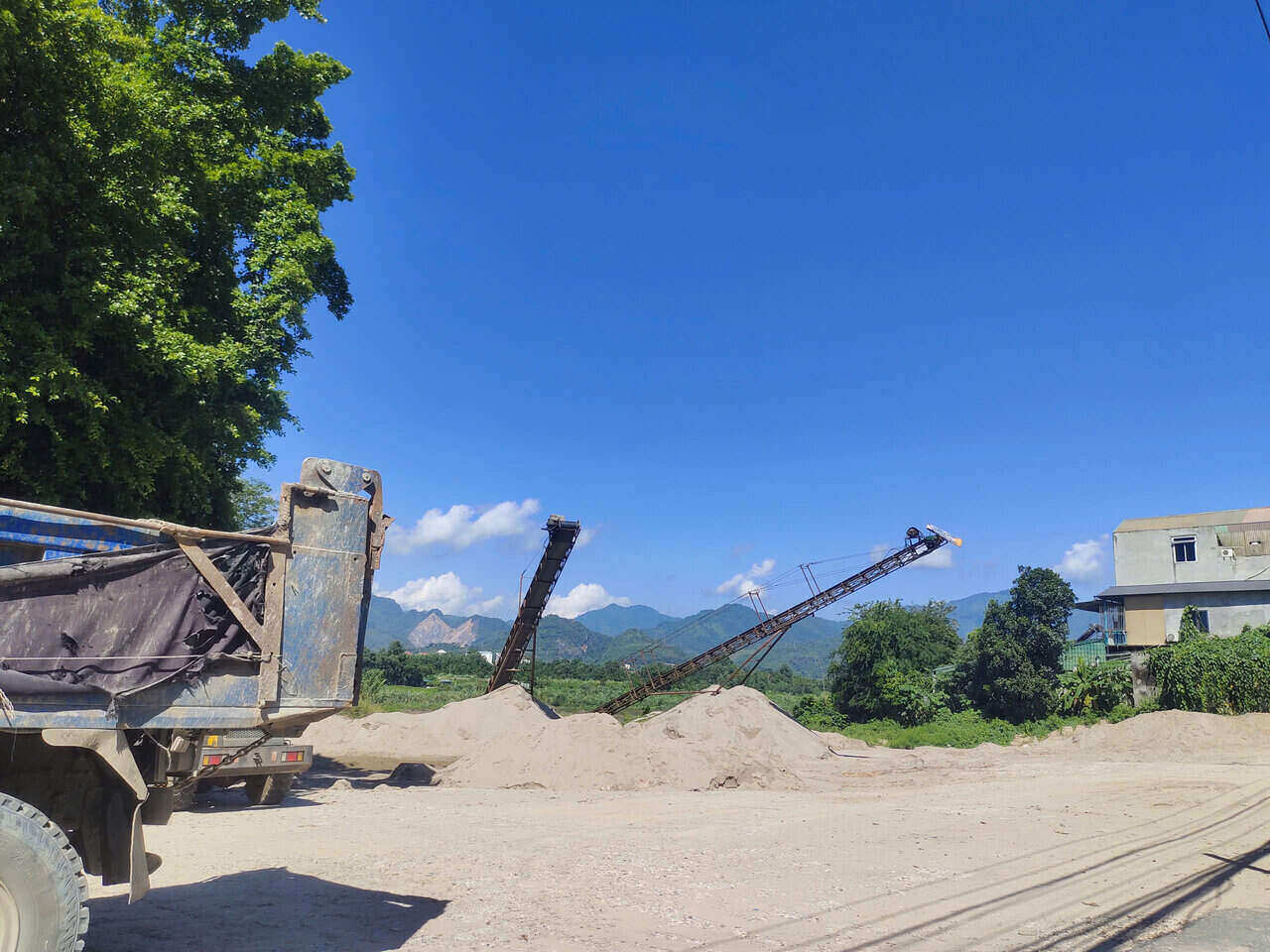 Bai cat tai khu vuc Trung Minh, phuong Hoa Binh (tinh Phu Tho) tam dung hoat dong gan 2 thang nay do khong nhap duoc hang. Anh: Dang Tinh