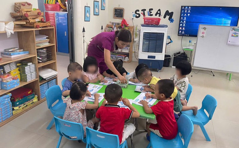 Public teachers are entitled to a 70% allowance if they submit their applications ahead of schedule. Photo: Thanh Hang