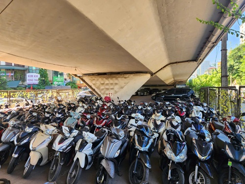 Bai trong giu xe duoi gam cau vuot nga tu Vong. Anh: Minh Hanh chup ngay 5.9.