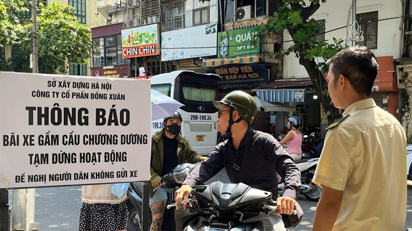 Hanoï supprime l'ensemble du parking sous le pont les habitants s'inquietent de trouver un endroit pour s'y garer. Photo : Manh Dong