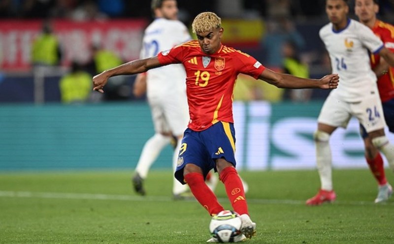 Today's football match schedule is notable for the Spain - Turkey match. Photo: AFP