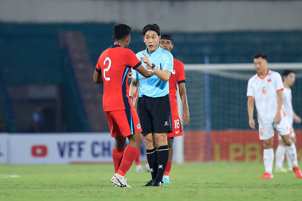Thoi gian con lai, U23 Singapore thi dau quyet liet va pham loi lien tuc. Du vay, U23 Viet Nam van bao toan chien thang 1-0 va giu vung ngoi dau bang C.