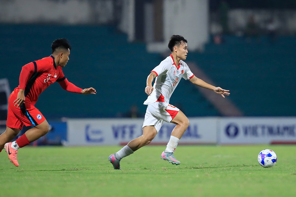Thuc te, U23 Viet Nam da kiem soat tot the tran sau tieng coi khai cuoc. Doi bong ao trang tao ra nhieu co hoi dut diem trong hiep 1 nhung deu khong tan dung thanh cong.
