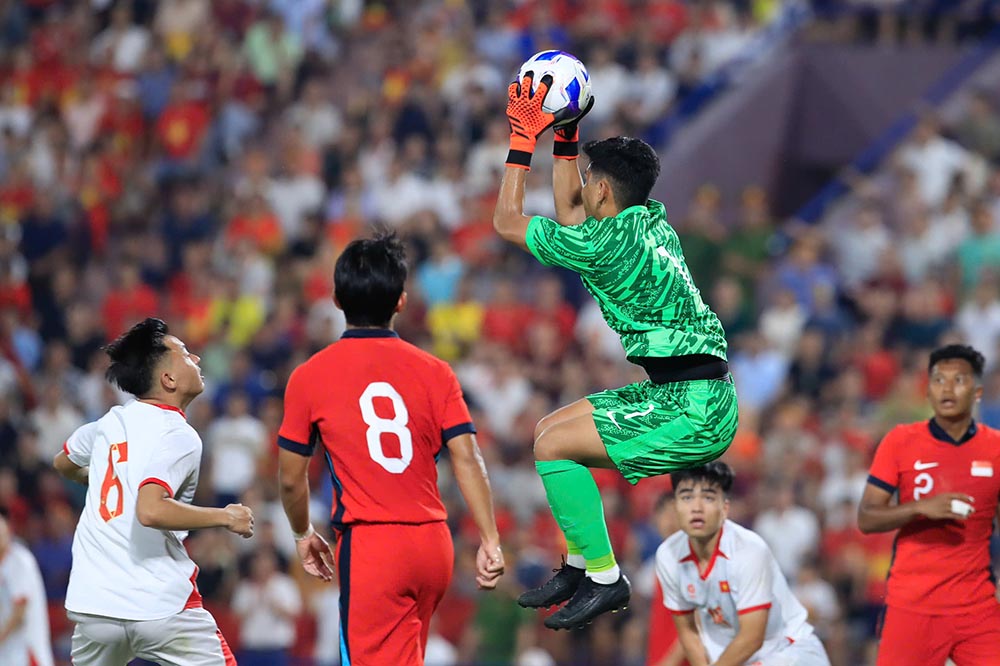 Ben kia chien tuyen, thu mon Yazid cua U23 Singapore co ngay thi dau thang hoa khi lien tuc can pha xuat sac cac cu dut diem cua cau thu U23 Viet Nam.