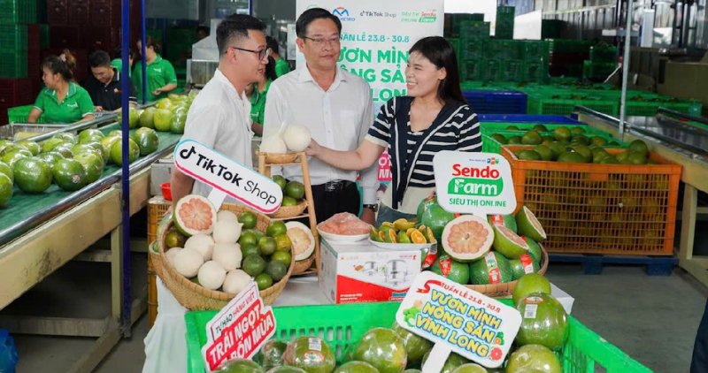 Stand de produits agricoles de Vinh Long dans le cadre du programme de connexion de l'offre et de la demande. Photo : Service de l'industrie et du commerce