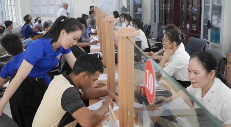 Union members and youth of Quang Tri province support people in completing administrative procedures. Photo: Thanh Phuc