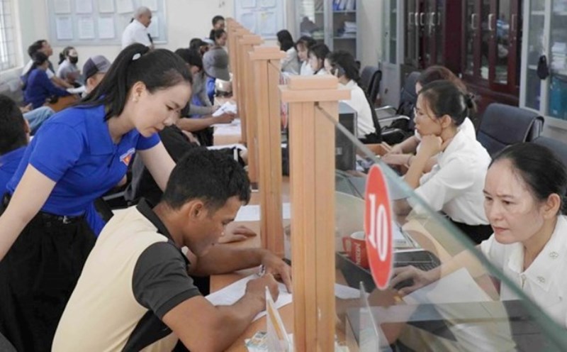 Union members and youth of Quang Tri province support people in completing administrative procedures. Photo: Thanh Phuc