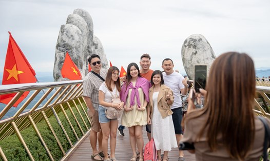 Du khách quốc tế thích thú check in Cầu Vàng, Đà Nẵng. Ảnh: Thanh Sơn