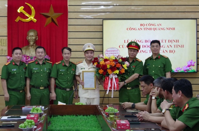 Lieutenant Colonel Le Anh Quan (in white uniform) received the appointment decision. Photo: Quang Ninh Provincial Police