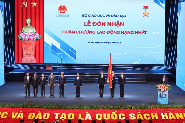 Bo Giao duc va Dao tao vinh du don nhan Huan chuong Lao dong hang Nhat. Anh: VietArt