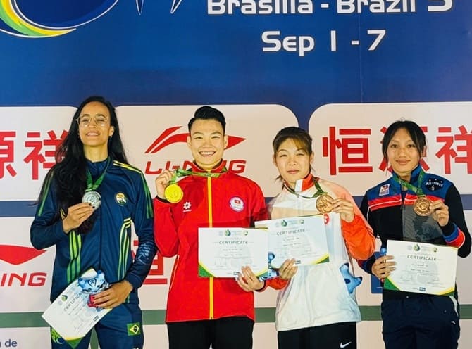 Nguyen Thi Thu Thuy (red shirt) won the gold medal at the 2025 World Wushu Championship. Photo: Van Trung