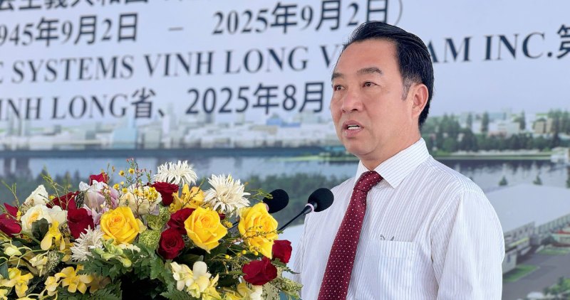 ヴィンロン省人民委員会のLu Quang Ngoi委員長は、加工産業、再生可能エネルギー、地域ロジスティクスセンターの開発を強調しました。写真:Hoang Loc