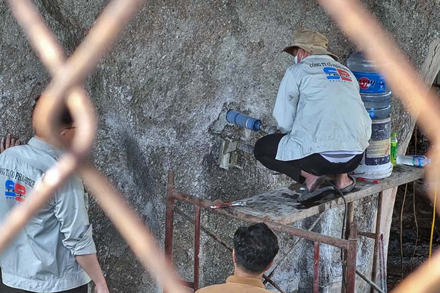 Hien truong vu chay van duoc quay ton, rao bao ve. Ghi nhan cua PV, luc luong chuc nang dang tien hanh khoan rut loi be tong tai cac tru cau bi anh huong tu vu chay de kiem tra.