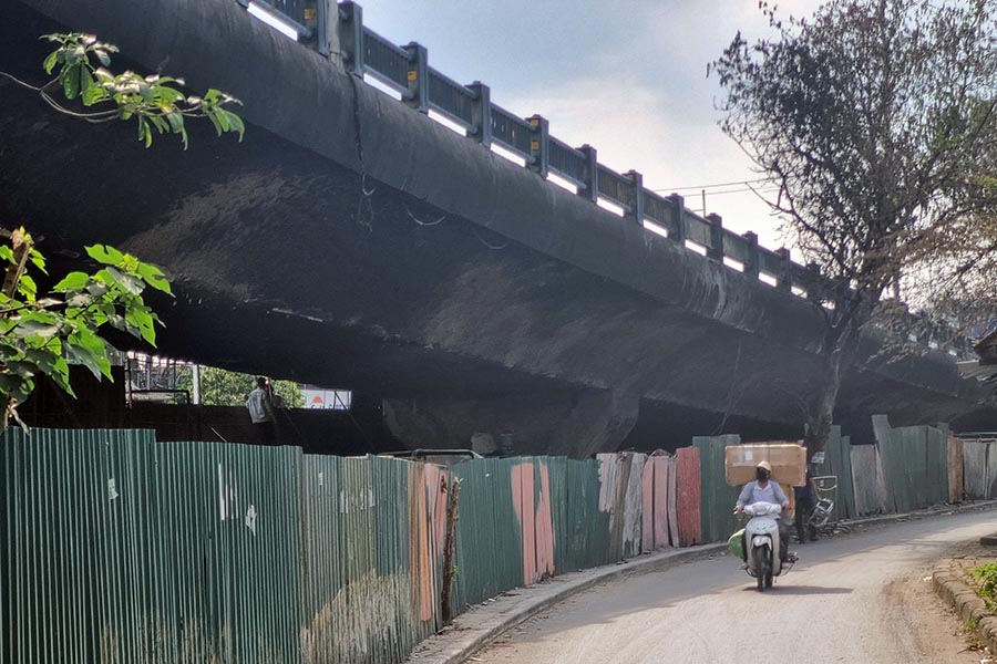 Trong vu chay tai diem trong giu phuong tien ngoai troi o khu vuc gam cau Vinh Tuy (Ha Noi) xay ra vao chieu 30.8, co tong so hon 500 chiec xe may bi thieu rui.