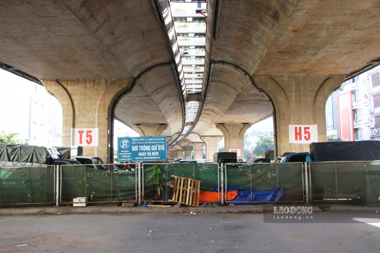 Tai cac vi tri khac duoi gam cau Vinh Tuy, viec trong giu xe van dien ra voi hang tram phuong tien duoc luu giu. Anh: Nguyen Tung.