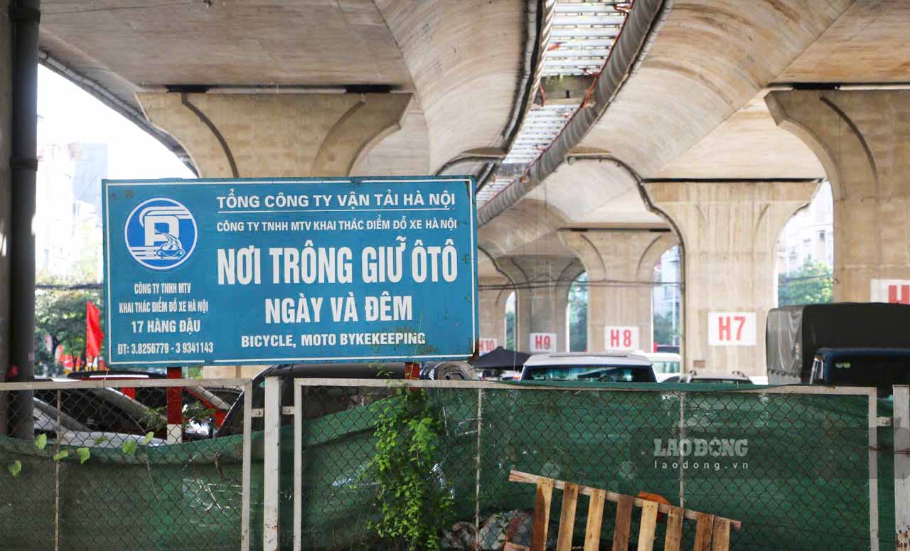 Sous le pont principal le pont Vinh Tuy existe toujours des parkings avec des centaines de voitures et de motos. Photo : Nguyen Tung.
