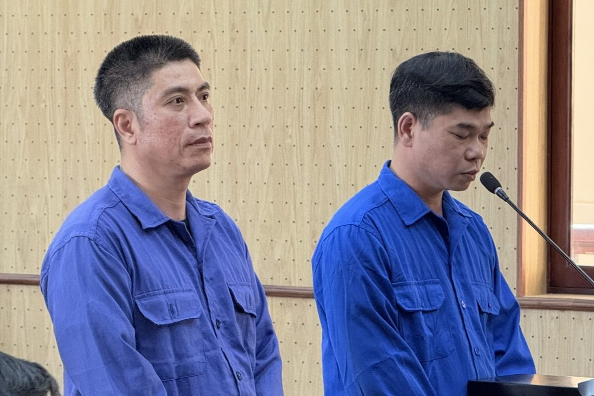 Nguyễn Văn Thanh (trái) bị xét xử trong phiên tòa diễn ra ngày 23.6. Ảnh: Thành An