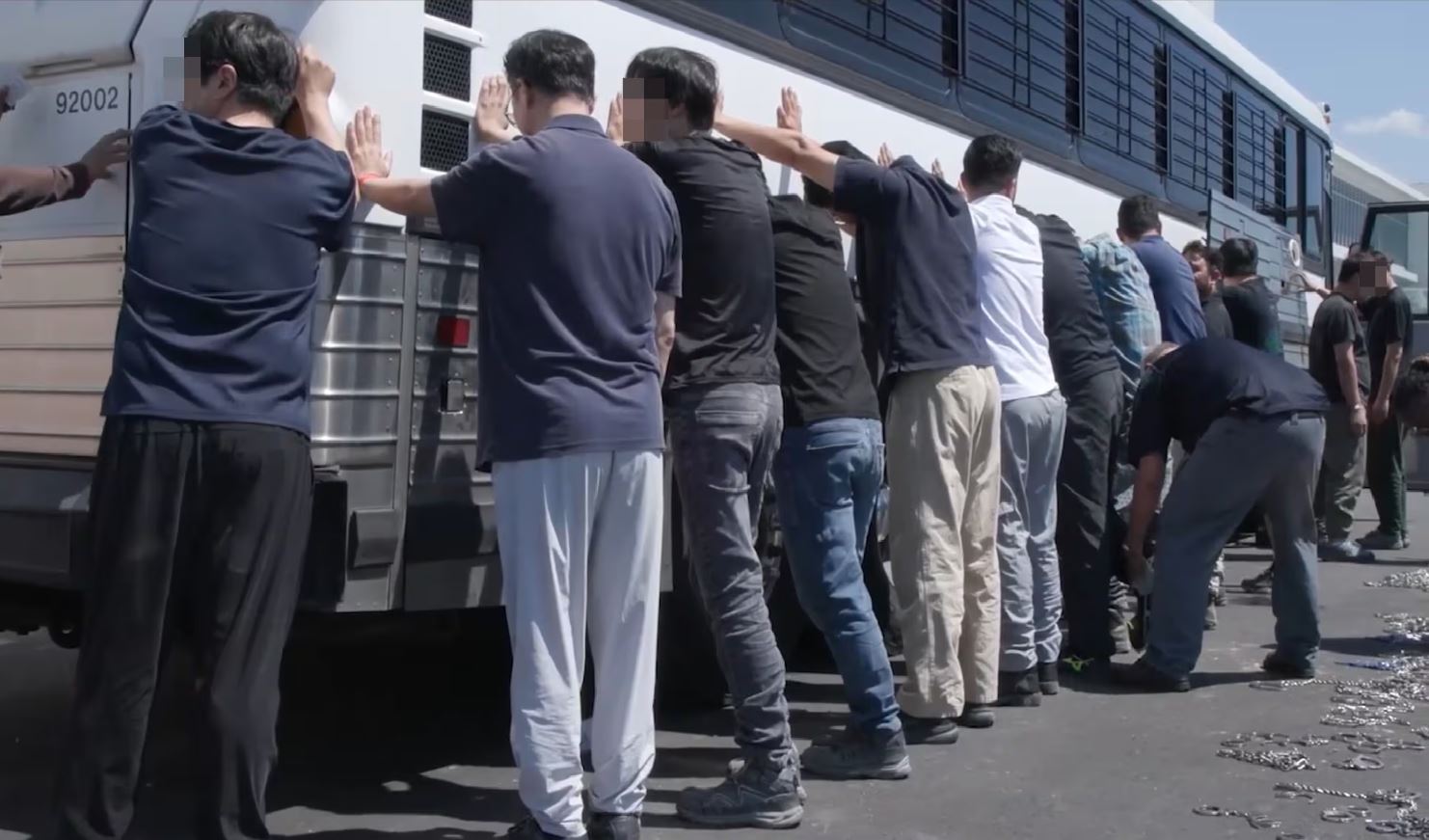 2025년 9월 5일 미국 조지아주에서 열린 현대-LG 전기차 배터리 공장 단속에서 수백 명의 한국인 노동자가 체포되었습니다. 사진: 미국 이민세관단속국(ICE)