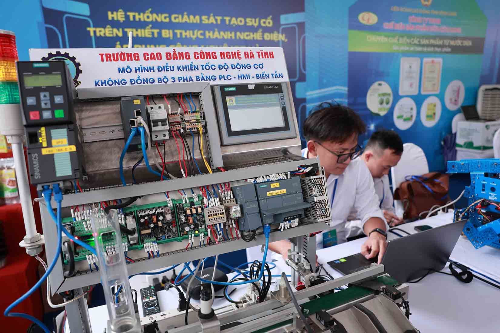 Truong Cao dang Cong nghe Ha Tinh mang den Ngay hoi Lao dong sang tao nam 2025 mo hinh dieu khien toc do dong co khong dong bo 3 pha bang PLC - HMI - Bien tan. Anh: Huu Chanh
