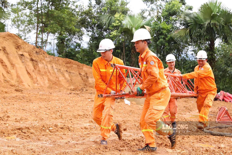 Les ouvriers du secteur de l'electricite s'affrontent pour travailler sur le chantier de la ligne 500 kV Lao Cai - Vinh Yen. Photo : Van Duc