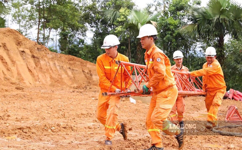 Electricity workers compete for labor at the Lao Cai - Vinh Yen 500kV transmission line construction site. Photo: Van Duc