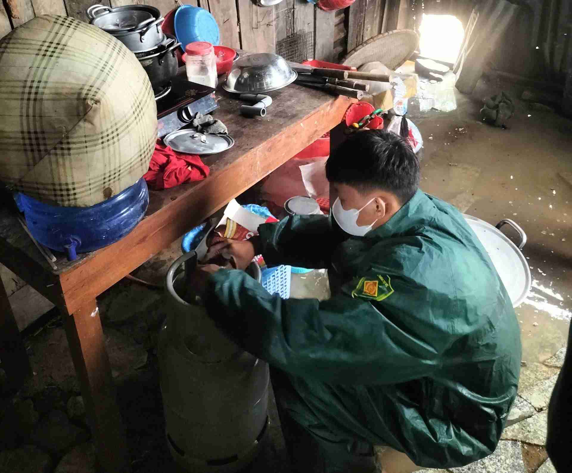 Luc luong chuc nang ho tro ba con vung ngap lut. Anh: Bao Trung