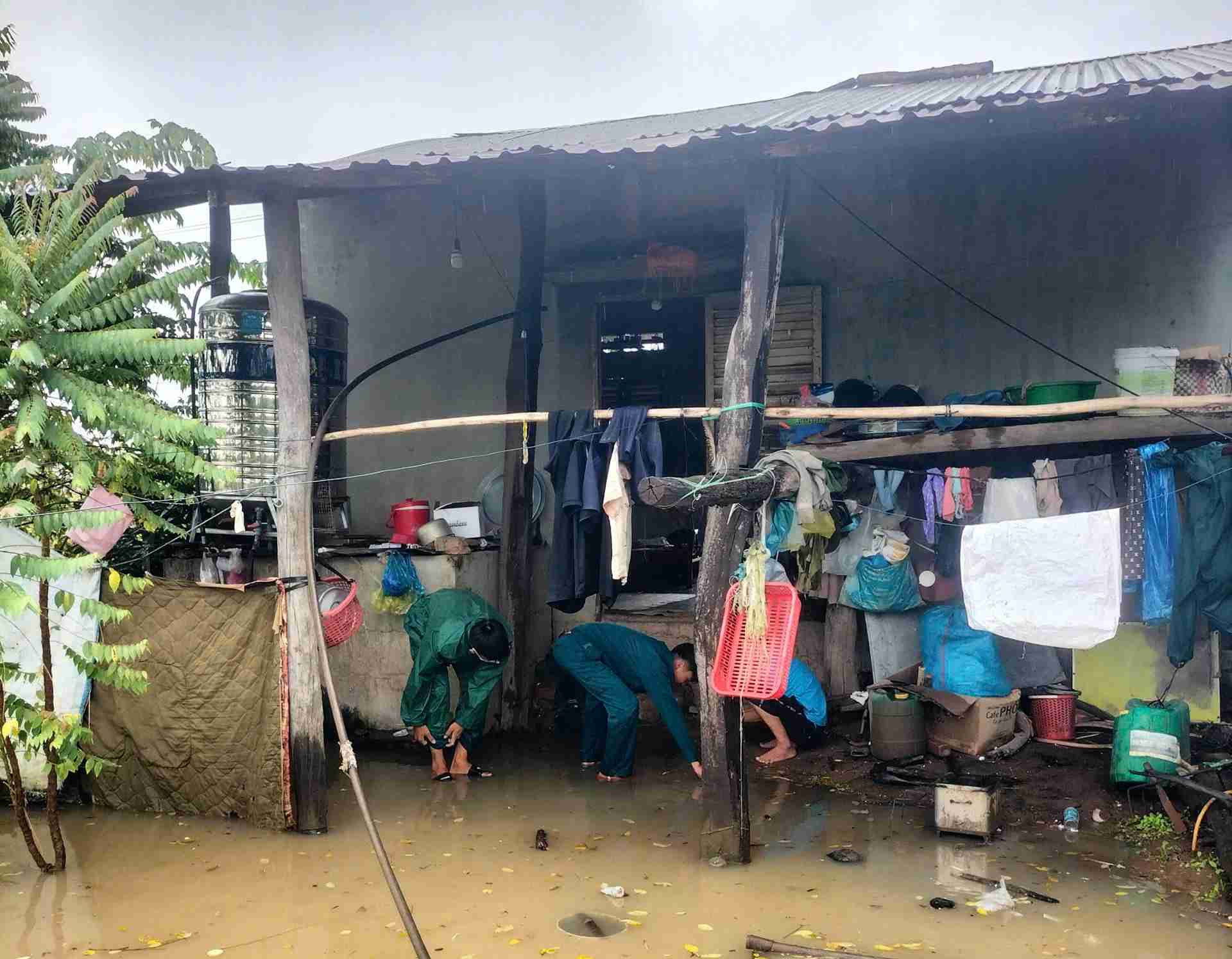 Nuoc lu tran vao nha nguoi dan tren dia ban. Anh: Bao Trung