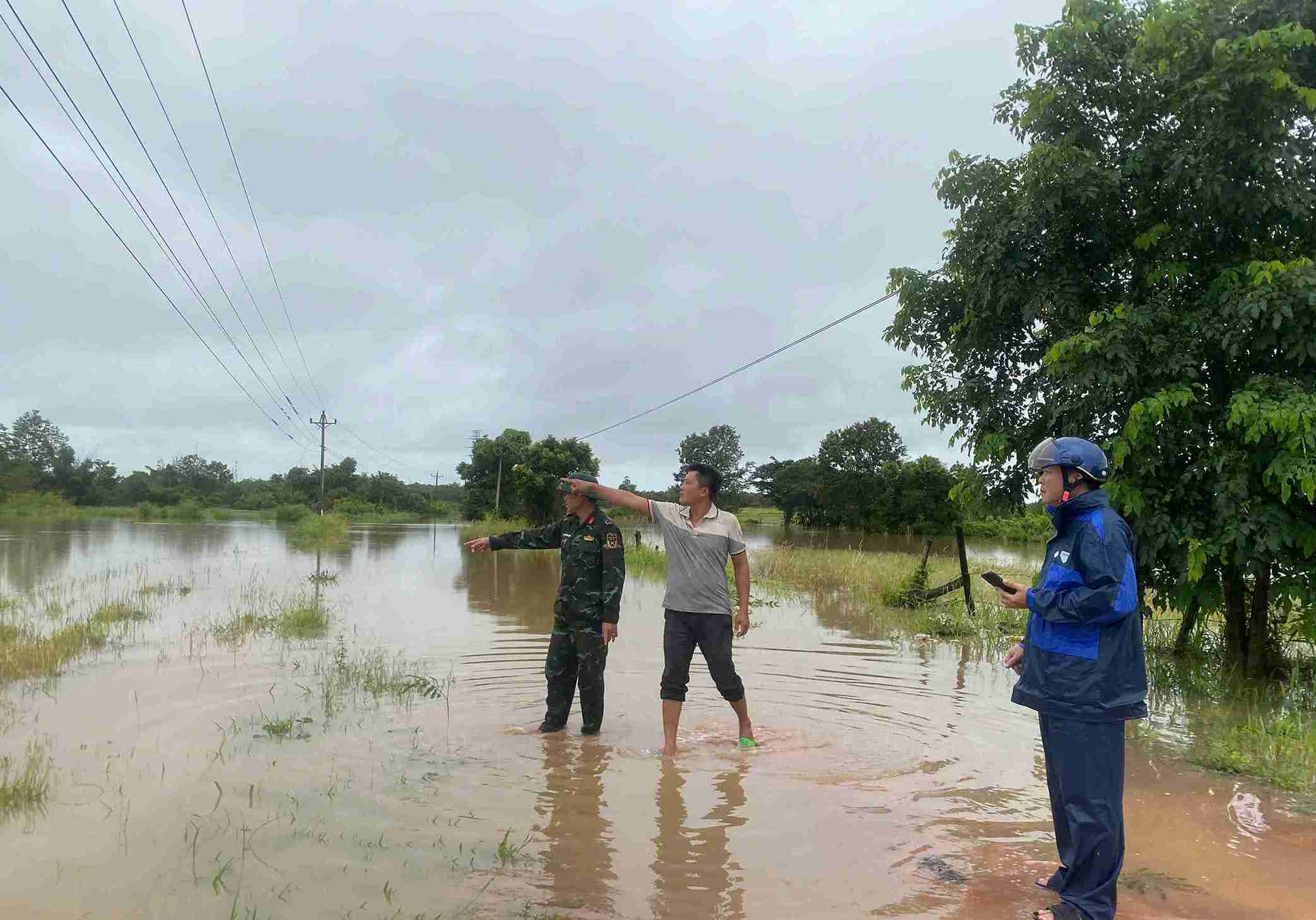 Tinh hinh mua lu o mot so xa bien gioi tinh Dak Lak van con dien bien phuc tap. Anh: Bao Trung