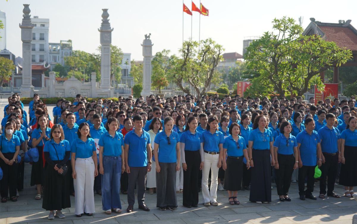 Les cadres et les membres de la delegation prient a la maison de culte du camarade Nguyẽn Dúc Canh (quartier d'An Hai Hai Phong). Photo : Mai Dung