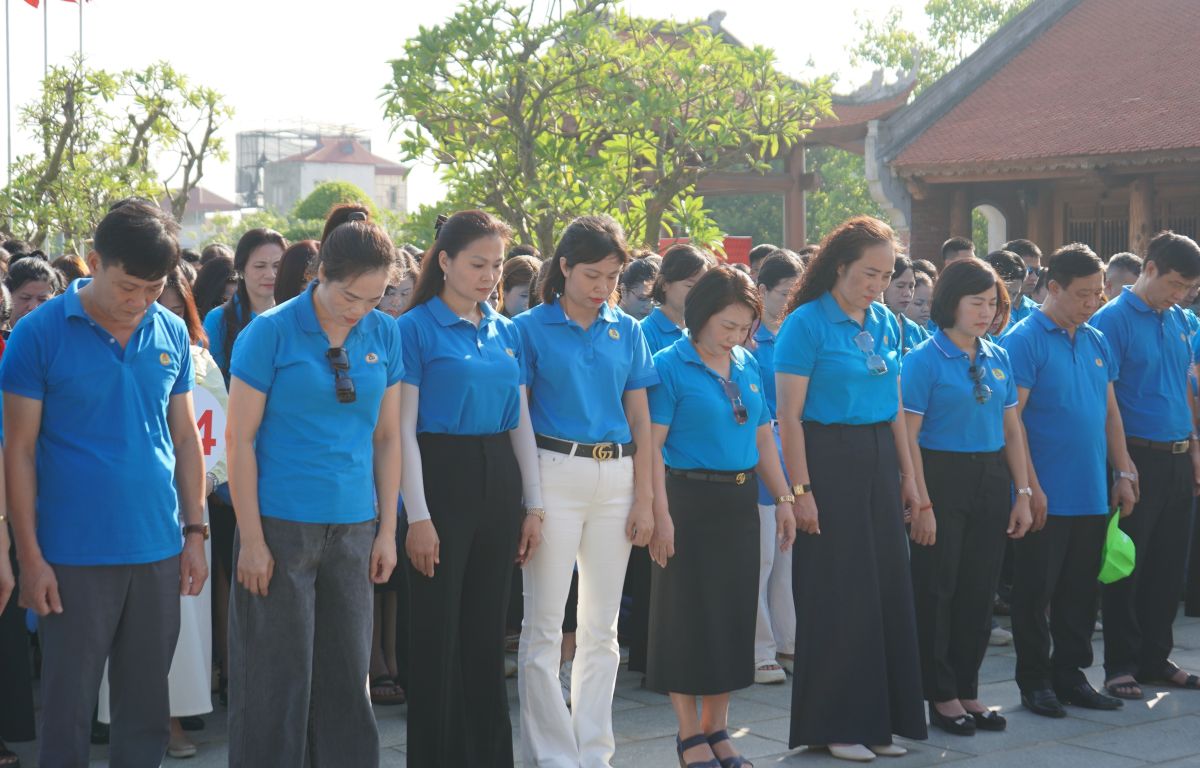 Can bo, doan vien danh phut mac niem, tuong nho cong lao to lon cua dong chi Nguyen Duc Canh. Ảnh: Mai Dung