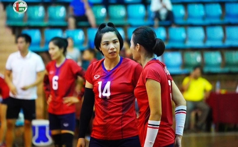 Coach Bui Thi Hue (14) and the Hung Yen women's volleyball team have entered the semi-finals of this year's tournament. Photo: VFV