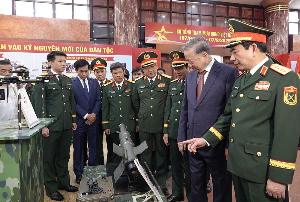 On September 6, 2025, General Secretary To Lam - Secretary of the Central Military Commission, General Phan Van Giang - Politburo member, Deputy Secretary of the Central Military Commission, Minister of National Defense - and delegates visited the exhibition area at the 80th Anniversary of the Vietnam General Staff's Traditional Day Ceremony (September 7, 1945 - September 7, 2025) and received the title of Hero of the People's Armed Forces. Photo: Nguyen Hai