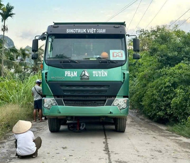 Tài xế xe tải không chú ý, 2 cháu nhỏ ở Hải Phòng bị tông tử vong khi đi xe đạp 3 bánh