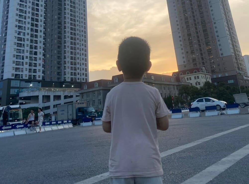 Les parents doivent calmer doucement l'enfant afin de l'aider a se calmer rapidement apres sa colere. Photo : Viet Hung