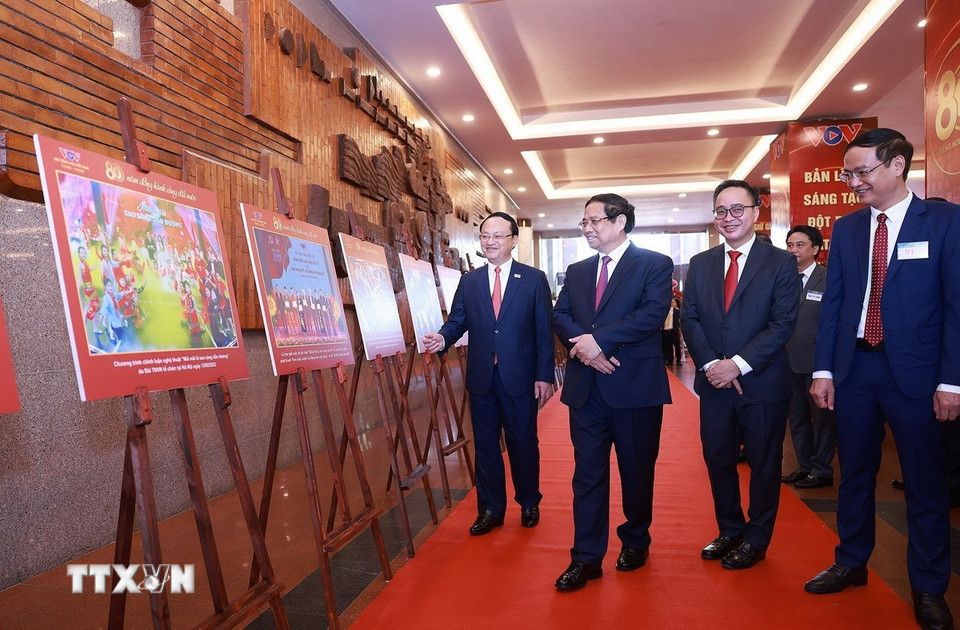 Prime Minister Pham Minh Chinh and delegates visit the exhibition on the formation and development of the Voice of Vietnam. Photo: VNA