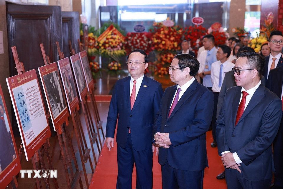 Thu tuong Chinh phu Pham Minh Chinh va cac dai bieu tham quan trung bay qua trinh hinh thanh va phat trien Dai tieng noi Viet Nam. Anh: TTXVN