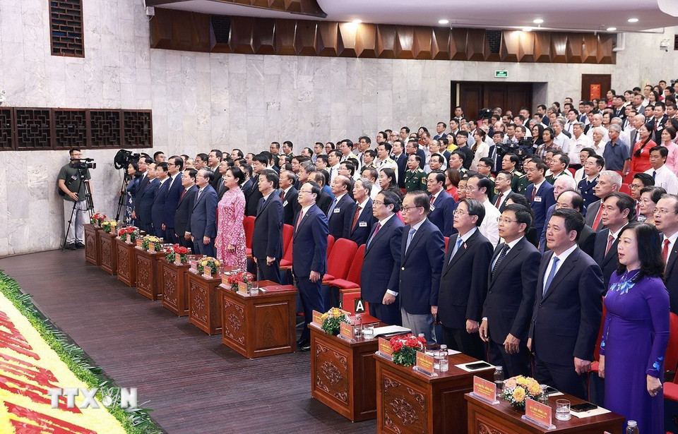 Cac dai bieu thuc hien nghi thuc chao co trong Le ky niem. Anh: TTXVN