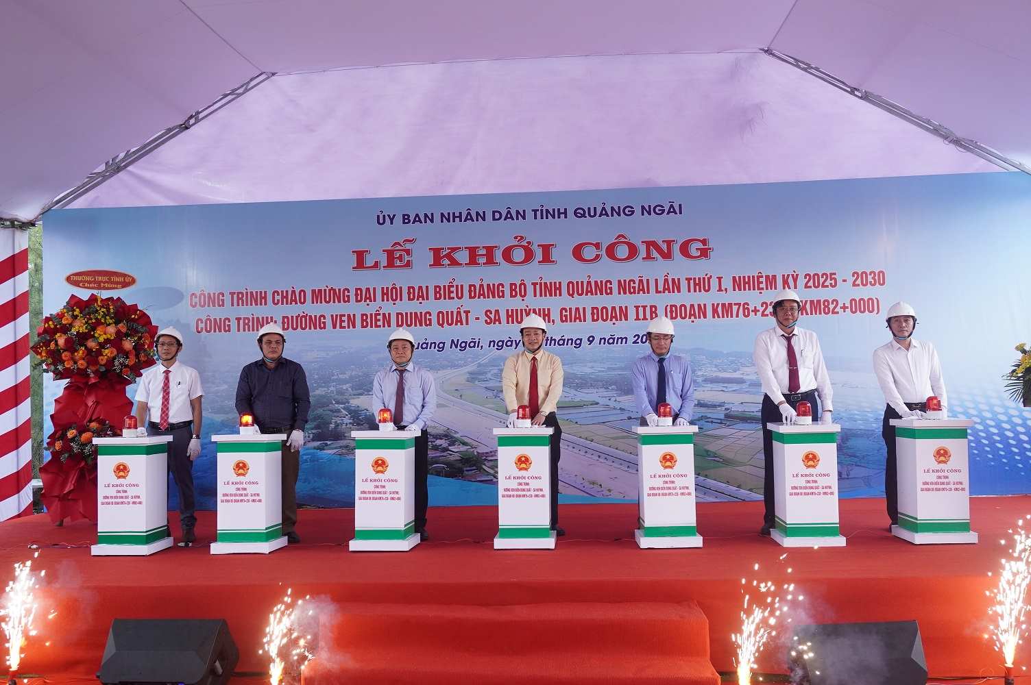 Ceremonie d'appuyer sur le bouton de lancement du projet de route cotiere Dung Quat - Sa Huynh phase IIb tronçon Km76+230 Km82+00. Il s'agit d'un ouvrage pour celebrer le 1er Congres du Comite du Parti provincial de Quang Ngai mandat 2025-2030. Photo : Vien Nguyen