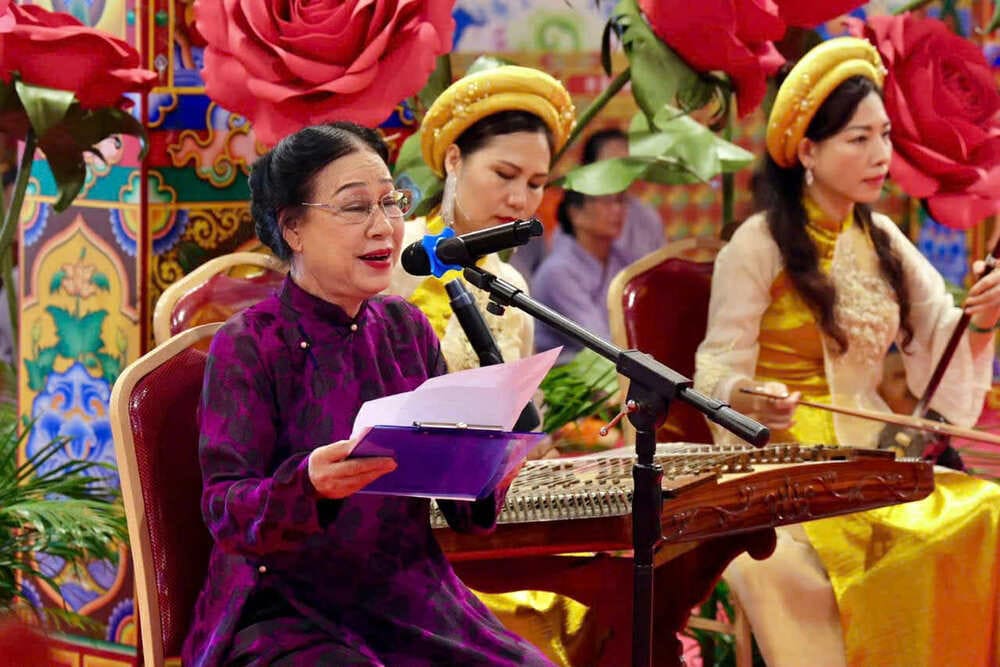 NSND Thanh Hoai cung Dan nhac dan toc Hoc vien Am nhac Quoc gia trinh dien thi pham “Phat giua tran gian”. Anh: Ban to chuc