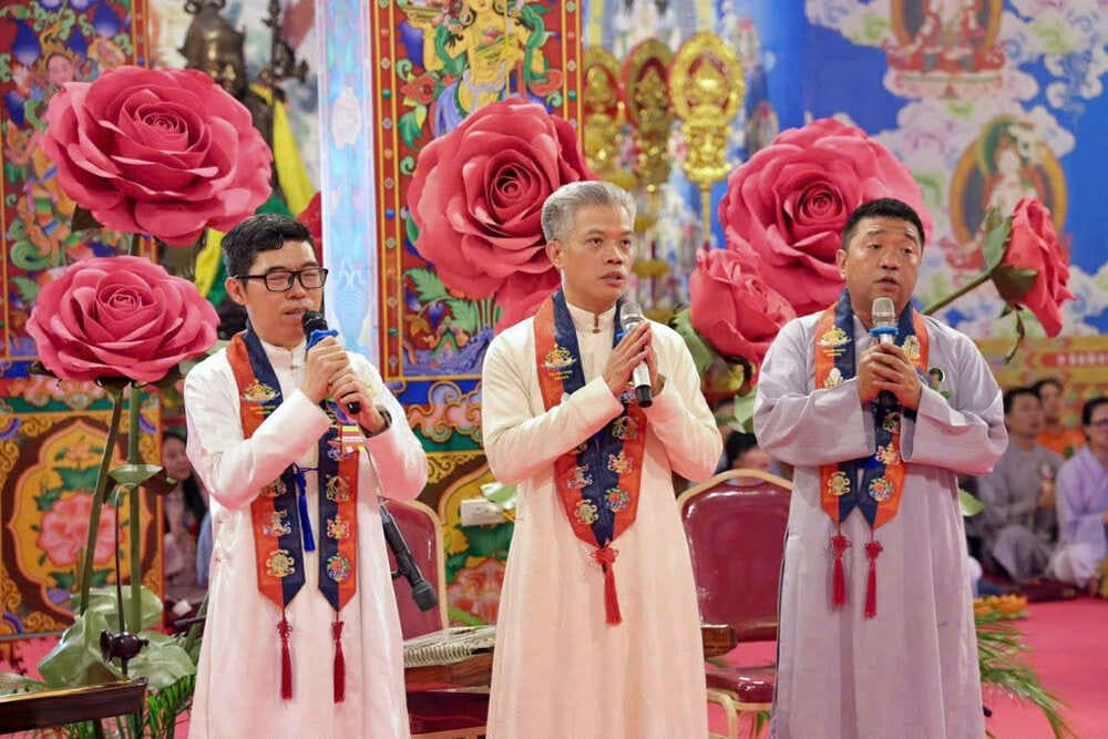 Dai dien Phat tu xuc dong doc dien tu sau sac day tinh cam cua nhung nguoi con huong ve me cha. Anh: Ban to chuc