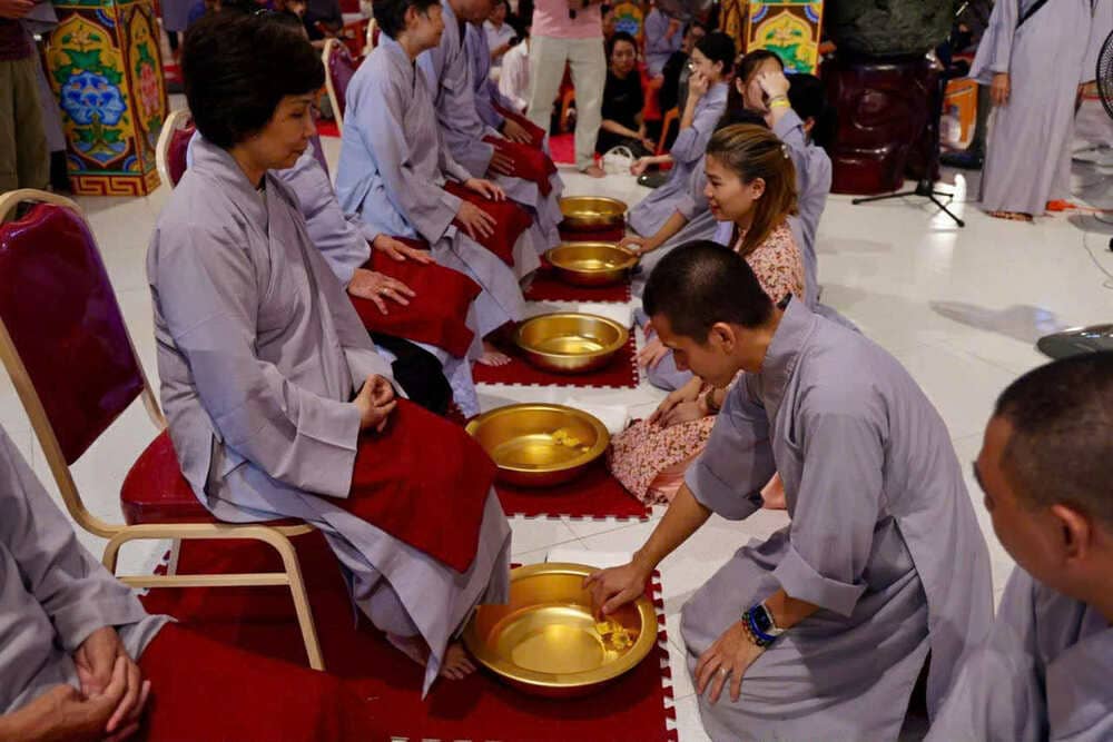 Nghi thuc kinh hieu rua chan cha me. Anh: Ban to chuc