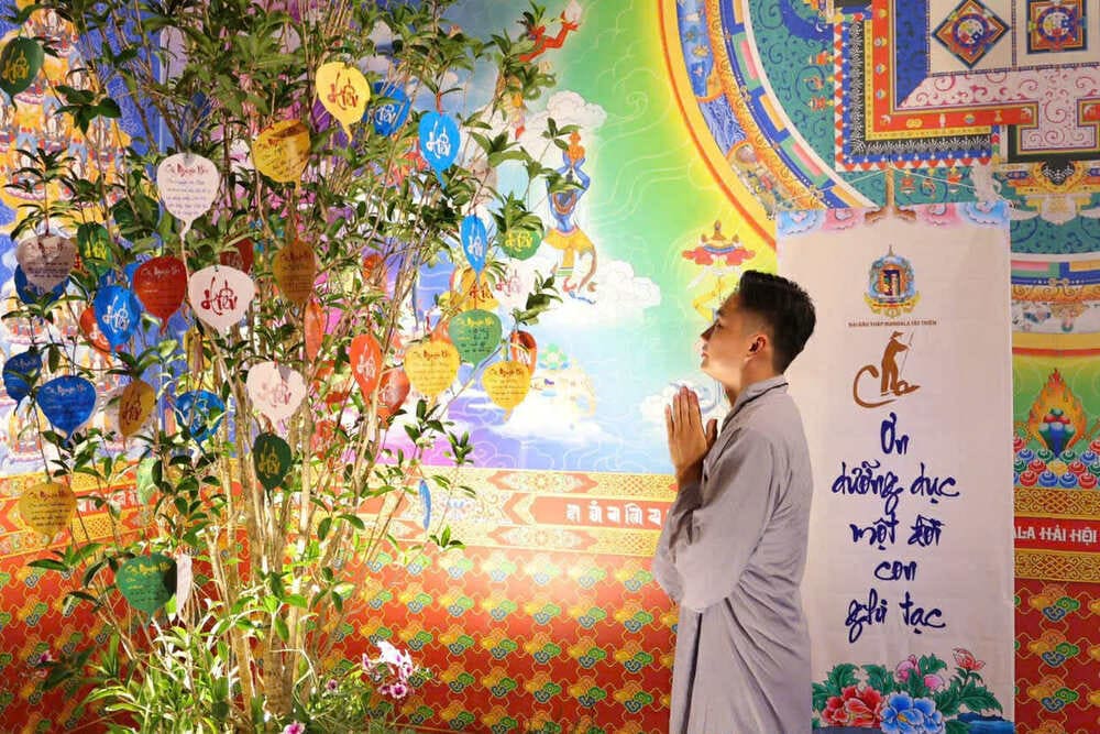 Moi chiec la, moi tam thiep treo len cay Uoc nguyen nhu mot cam ket yeu thuong gui den cha me. Anh: Ban to chuc