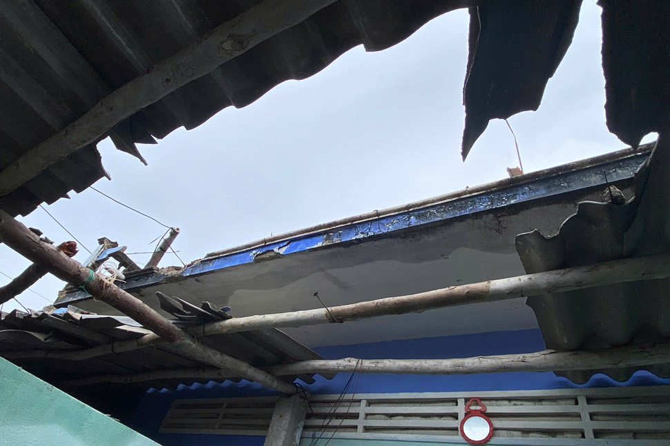 Des briques et du beton ont ete tombes par la foudre et ont perce le toit d'une maison d'habitation a Gia Lai. Photo : Hong An