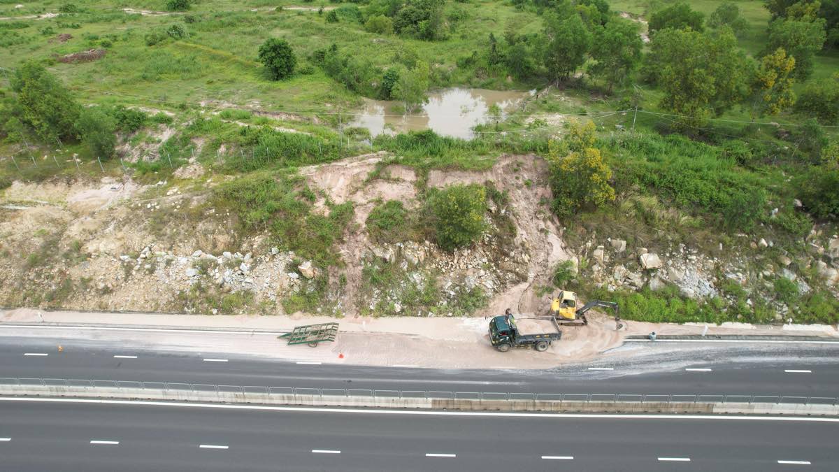 Ao nước đọng trên cao tại vị trí sạt lở ở cao tốc Vĩnh Hảo - Phan Thiết Ảnh: Duy Tuấn