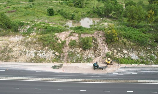 Ao nước đọng trên cao tại vị trí sạt lở ở cao tốc Vĩnh Hảo - Phan Thiết Ảnh: Duy Tuấn