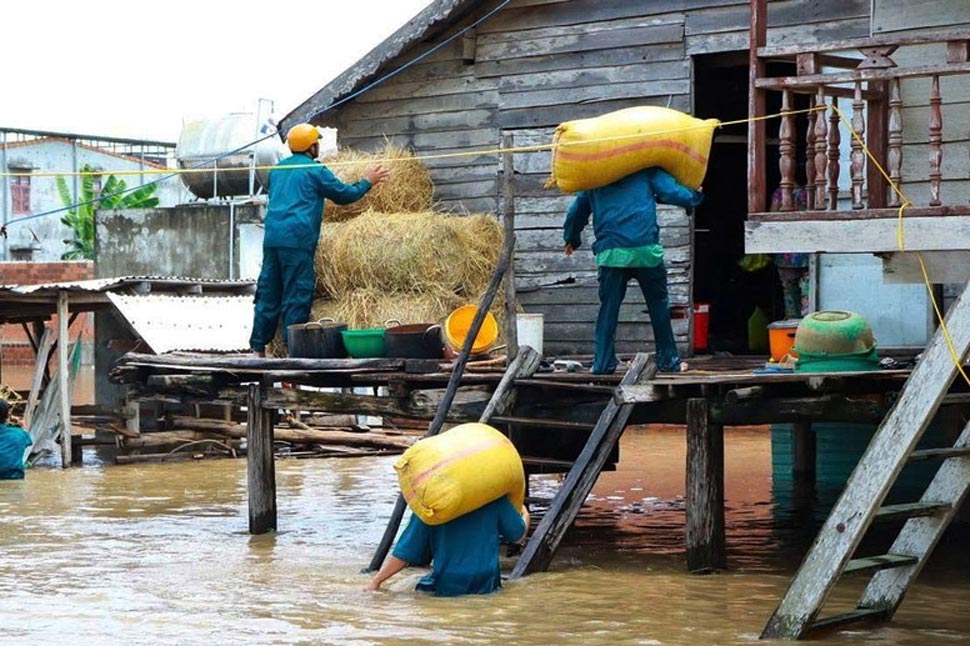 The militia of Ia Hiao commune (Gia Lai) supported the transportation of rice and food from the people to dry places. Photo: Thanh Tuan
